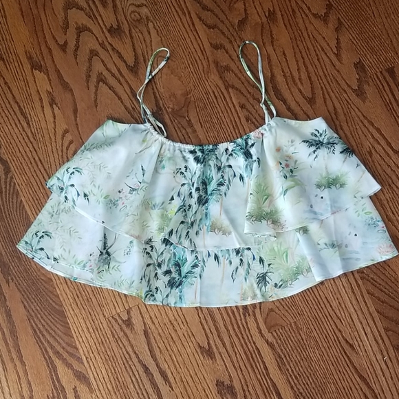H&M Tops - NWOT H&M crop top